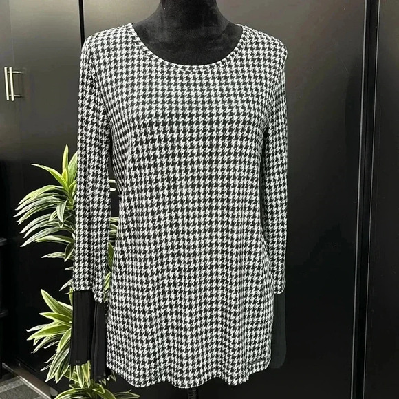Michael Kors Long sleeve, scoopneck,checkered stretch top, pleated wrist - Picture 1 of 10